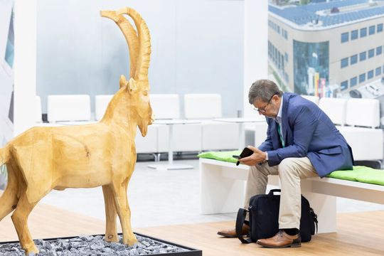 Wie der VDMA-Fachverband Kunststoff- und Gummimaschinen resümiert, hatte die Branche offensichtlich echt „Bock“ auf die Weltleitmesse K 2022. Der Verband kann nur Positives berichten. Hier ein kleiner Rückblick. Wie der VDMA-Fachverband Kunststoff- und Gummimaschinen resümiert, hatte die Branche offensichtlich echt „Bock“ auf die Weltleitmesse K 2022. Der Verband kann nur Positives berichten. Hier ein kleiner Rückblick.