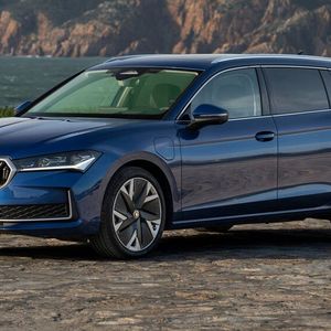 Platz bietet der Fünftürer im Überfluss, vorne mehr als genug, hinten geradezu üppig und auch das Kofferabteil kann sich sehen lassen.(Bild:  Škoda Auto)