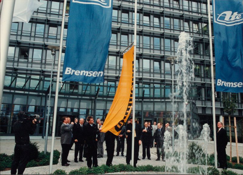 Symbolische Integration des neuen Konzernteilbereichs Continental-Teves durch Hissen der Continental-Flagge am Standort Frankfurt-Rödelheim im Juni 1998. Continental entwickelte sich in den 1990er Jahren von einem Hersteller von Produkten aus Kautschuk und Kunststoff zu einem breit aufgestellten Automobilzulieferer. (Bild: Continental AG)