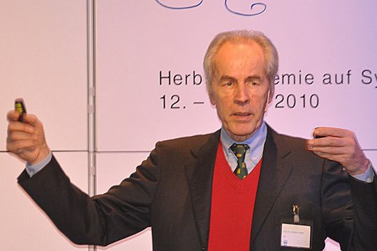Sie alle lauschten sehr aufmerksam den Worten von Prof. Dr. Christian Pfeiffer. Er referierte über die Leistungskrise junger Männer. (Archiv: Vogel Business Media)