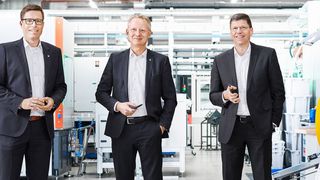 Umsatzmilliarde geknackt: Vertriebsvorstand Dr. Timo Berger, Finanzvorstand André
Sombecki, und Vorstandssprecher und
Technologievorstand Volker Bibelhausen (v. l.) freuen sich über gute Zahlen bei Weidmüller. (Bild: Weidmüller)