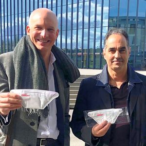 Abb.2: HEIQ-Mitbegründer Carlo Centonze (l.) und Virologe Dr. Thierry Pelet zeigen die speziell beschichteten Corona-Masken.(Bild:  HeiQ)