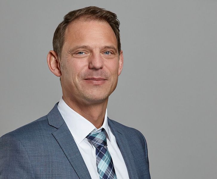 „Das Portfolio von Kraus & Naimer umfasst ein weites Spektrum an Standardschaltern, Funktionsgriffen, -gehäusen und Touch-Panels. Bei Bedarf realisieren wir jedoch auch individuelle Lösungen, die exakt auf die Anforderungen der jeweiligen Anwendung zugeschnitten sind“, so Andreas Hennig, Vertriebsleiter bei der Kraus & Naimer GmbH. (Bild: Kraus & Naimer GmbH)