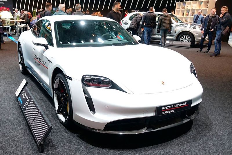 Da durfte auch das neue Porsche-Elektroauto nicht fehlen – der Taycan.  (Bild: Rosenow/»kfz-betrieb«)