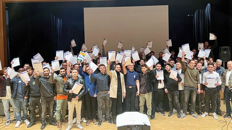 „In einer Zeit des Wandels der Kfz-Branche bildet die anspruchsvolle und komplexe Ausbildung der Kfz-Mechatroniker:innen beste Zukunftschancen in einem spannenden, sich stets verändernden Arbeitsumfeld“, sagte Wilfried Reichle, Obermeister der Innung des Kfz-Gewerbes Bodensee zur Eröffnung der Lehrabschlussfeier in der Irishalle in Eriskirch. 86 Lehrlinge haben mit Erfolg ihre Ausbildung als Kfz-Mechatroniker abgeschlossen und erhielten an diesem Abend ihre Gesellenbriefe. Obermeister Reichle und der Vorsitzende der Gesellenprüfungskommission, Ralf Stark, gratulierte zum gelungenen Eintritt in das Berufsleben in der Autobranche und überreichten die Gesellenbriefe und Preise. 14 Gesellen wurden mit einem Preis für ihre guten Prüfungsergebnisse ausgezeichnet, unter anderem Luca Deiss vom Ausbildungsbetrieb Stefan Eschwey in Wangen, der Jahrgangsbester war.  (Bild: Dr. Hanna-Vera Müller, Kfz- Innung Bodensee-Oberschwaben)