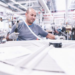 Zum Geschäftsjahresende beschäftigt der Weltmarktführer 14.398 Mitarbeiterinnen und Mitarbeiter (Vorjahr 12.545  /+1.853). 