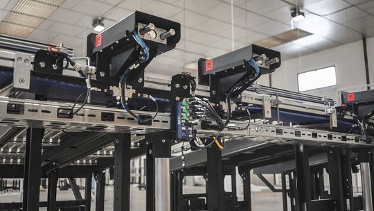 Über die selbstkonfigurierenden ASi-5 E/A Module BWU4231 von Bihl+Wiedemann werden optische Sensoren und pneumatische Aktuatoren für die Ausschleusung von Paketen eingebunden.(Bild:  Bihl+Wiedemann GmbH)