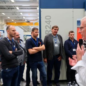 Die Experten von Grob und den Partnerunternehmen zeigten an den Maschinen elegante Lösungen für verschiedenste zerspanungstechnische Herausforderungen.(Bild:  Maschinenmarkt/rw)