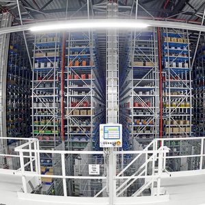 Die Trays im automatischen Kleinteilelager (AKL) gelangen wie von Geisterhand an die Kommissionierstationen und liefern dort ihre gewünschte Fracht zur Weiterverabeitung ab.(Bild:  Witron)