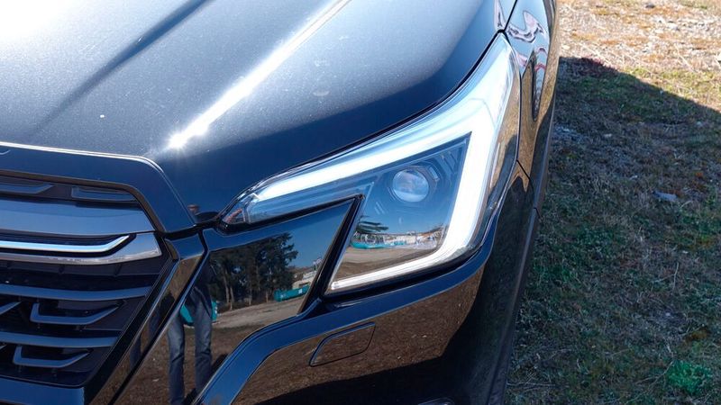 6. Das Design: Mit der Modellpflege 2022 hielten neu geformte Scheinwerfer Einzug in die Forester-Front. Sie sollen laut Subaru an Adleraugen erinnern; die C-förmigen LED-Tagfahrleuchten hingegen seien eine Reminiszenz an die Kolbenform von Boxermotoren. Nun ja. (Bild: Rosenow/»kfz-betrieb«)