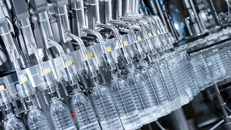 Zum Kundenstamm von Krones gehören Brauereien, die Softdrink-Branche sowie Wein-, Sekt- und Spirituosenhersteller, die Nahrungs- und Genussmittelindustrie sowie Unternehmen aus der chemischen, pharmazeutischen und kosmetischen Industrie.(Bild:  Krones)