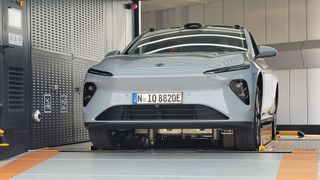 In Deutschland setzt aktuell nur Nio im Pkw-Markt auf das Batteriewechselkonzept. Die Batterie im Unterboden wird automatisch ausgebaut und durch eine frische ersetzt. (Bild: Wehner – VCG)