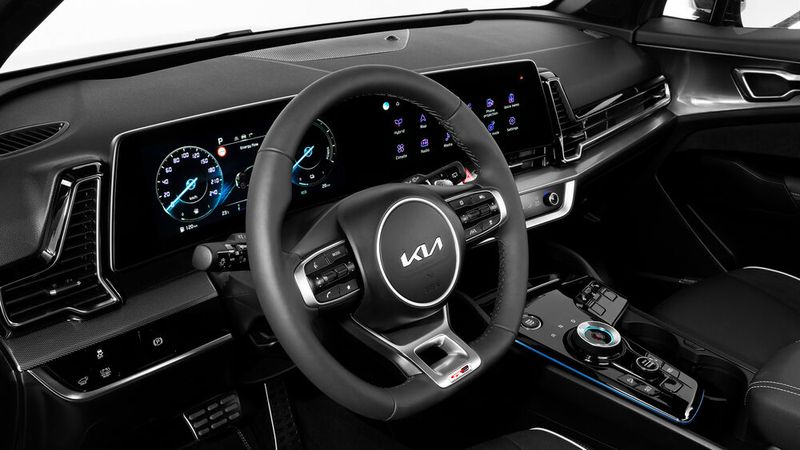 Vor allem das Kombiinstrument, ausgeführt als „Curved Display“, frappiert mit seiner wertigen Anmutung. (Bild:Kia)