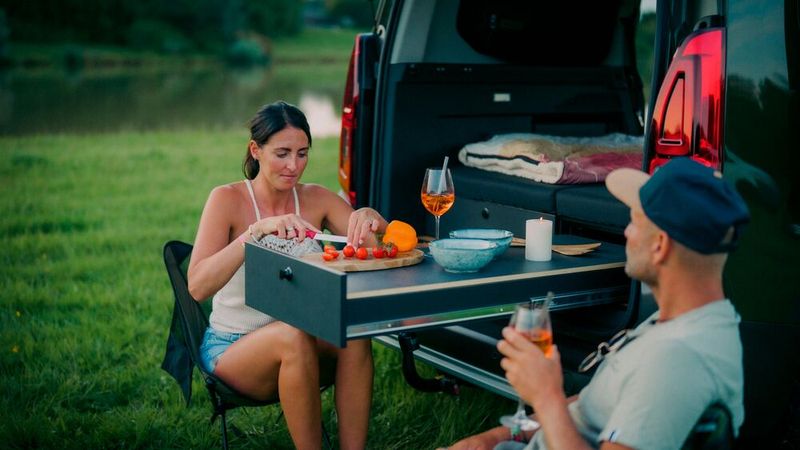 Platz ist im Micro-Camper für zwei Personen. (Bild: Simon Abele/Vanderer)