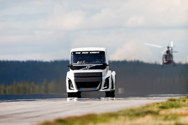 Bei seiner Fahrt auf einer abgesperrten Teststrecke in Nordschweden stellte der Iron Knight gleich zwei neue Rekorde auf. (Volvo Trucks)