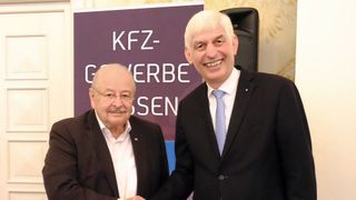 Der scheidende Präsident des hessischen Kfz-Gewerbes und sein Nachfolger: Jürgen Karpinski (l.) gratuliert Michael Kraft zur seiner Wahl. (Bild: VCG - Zietz)
