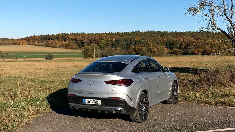 Das E im Kennzeichen steht für den Plug-in-Hybrid. Der GLE 350 DE schafft immerhin rund 100 Kilometer elektrisch. (Rosenow/»kfz-betrieb«)