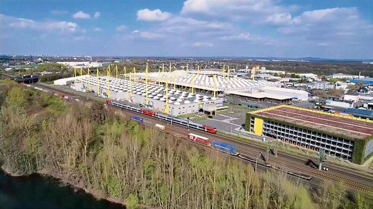 Investition in Liefergeschwindigkeit: Am klimaneutralen Hauptsitz in Köln investierte Igus über 40 Millionen Euro in den Ausbau der Intralogistik und Testlaborkapazitäten.(Bild:  Igus SE & Co. KG)