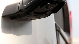 Das an der Fahrerkabine befestigte „Corner-Eye“ wurde speziell für Lastwagen und schwere Maschinen konzipiert. (Bild: Orlaco)