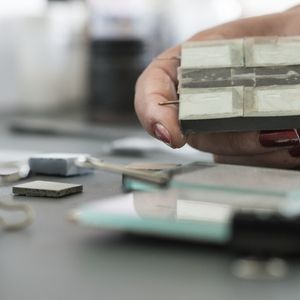 Die Sonnenstrom-Leistung eines Beton-Prototyp wird im Labor getestet