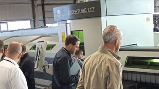 Der Großteil der Besucher des Roadshow-Termins der BLM Group Deutschland Anfang September bei Röwer & Rüb in Thedinghausen war gekommen, um sich in der Tiefe mit den Möglichkeiten der innovativen Laserschneidetechnik der LT7 und ihrer Software zu beschäftigen – und nahm Anregungen für die eigene Produktion mit. (Bild: BLM)