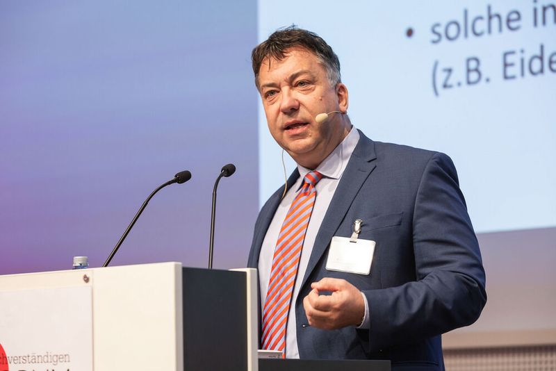 Prof. Dr. Dr. Eric Hilgendorf, Inhaber des Lehrstuhls für Strafrecht, Strafprozessrecht, Rechtstheorie, Rechtsinformatik und Informationsrecht der Julius-Maximilians-Universität Würzburg, weshalb eine solide und umfangreiche Dokumentation von Unfallhergehen und –schäden für Strafverfahren wichtig sind. (Stefan Bausewein)