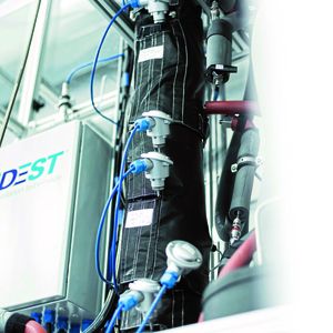 Auf dem Weg zur klimaneutralen Kreislaufwirtschaft bedarf es innovativer Prozesse, aber auch deren kostengünstiger Entwicklung, Potenzialabschätzung und Demonstration. Am Frauhofer ISE arbeiten Forscherinnen und Forscher mit Spezialisten der ASG Analytik-Service AG an einer Destillationsanlage, die helfen soll, PtX-Prozesse in den Produktionsmaßstab zu bringen.(Bild:  Iludest; Fraunhofer ISE; ASG)