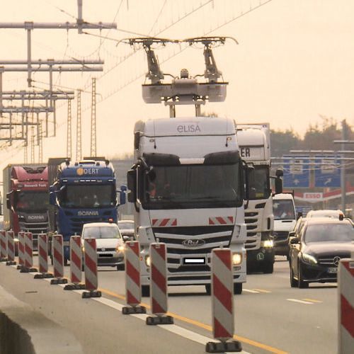 Die Erprobung von Lkw mit Stromabnehmer auf der A5 in Südhessen scheitert derzeit an praktischen Problemen.(Bild:  Hessen Mobil)