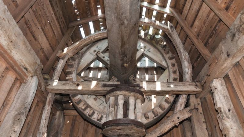 Kronenräder sind in vielen alten Mühlen zu finden. Die moderne Variante dieser Verzahnung wird beispielsweise in Hubschraubern, PKW, Industriegetrieben und sogar elektrischen Zahnbürsten verwendet. (Bild:  Almgren - stock.adobe.com)