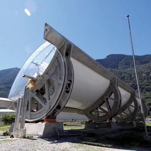 Auf den Betontrögen ist eine Spiegelkonstruktion aus aluminiumbedampfter ETFE- und durchsichtiger Kunststofffolie installiert.
