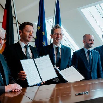 Kräftebündelung für mehr Governance: (v.l.) Joschka Fischer (Außenminister und Vizekanzler a.D.), Martin Merz (President of SAP Sovereign Cloud), Frédéric Munch (CEO Sopra Steria Deutschland und Österreich), Benjamin Haddad (französischer Europaminister), François Delattre (französischer Botschafter in Deutschland). (Bild: Julian Reith)