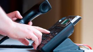 Bei leichten Erkältungssymptomen müssen Arbeitnehmer nicht persönlich in der Arztpraxis erscheinen, um sich krankschreiben zu lassen. Ein Telefonat mit dem Arzt reicht aus. (Bild: gemeinfrei)