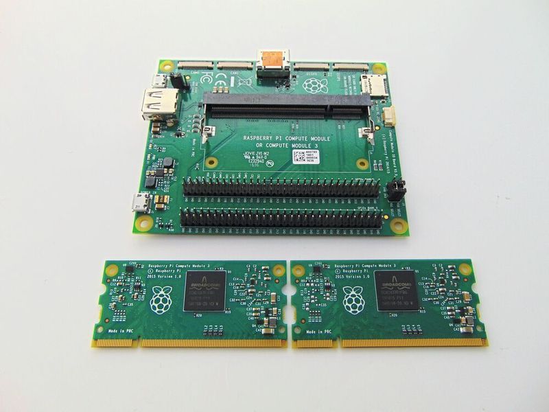 Raspberry Pi 3 Development Kit: Das Kit für die Industrie besteht aus dem I/O-Board (oben) und dem Compute Module (CM3) im SODIMM-Format. Es ermöglicht Entwicklern, die Performance des Raspberry Pi 3 in ihre Anwendungen zu integrieren. (Farnell)