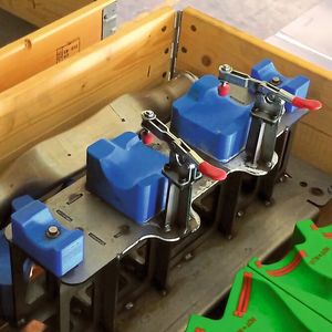 Das ABS-Material ist weich gung, um Kratzer auf polierten Metallblechteilen zu verhindern. Zugleich ist es für diese Anwendung in erforderlichem Maße widerstandsfähig und robust.(Bild:  Mawe Presstec)