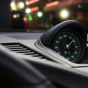 Auch der Chronograph auf dem Armaturenbrett versprüht 70er-Jahre-Flair.(Bild:  Porsche)