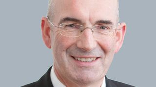 Alleine in Deutschland soll das neue Verfahren zur Chlor-Produktion 1 % des gesamten Strombedarfs einsparen, wenn die Technik flächendeckend eingesetzt wird. „Das entspricht dem Verbrauch einer Großstadt wie Köln“, erläutert Dr. Tony Van Osselaer, Vorstandsmitglied von Bayer Material Science. (Bild: Bayer Material Science)