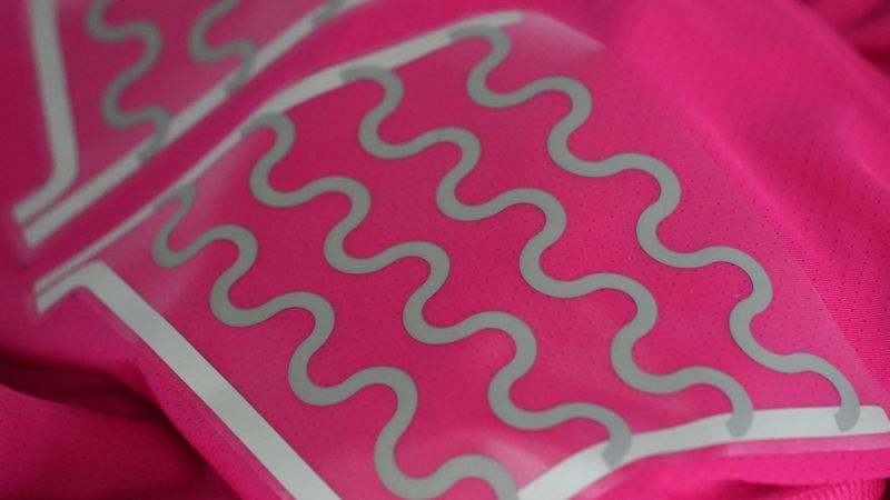Textilintegriertes Heizelement auf einem Laufshirt - möglich dank funktionaler Tinten.(Bild:  INM)