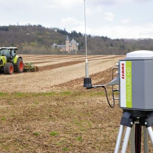 BASELINE-Station und automatische GPS-Lenkung bei der Bodenbearbeitung (GPS PILOT, ARION 600-500) (Bild:  Claas)