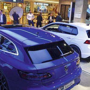 Ausstellungsfläche für zwei Fahrzeuge: Im Concept Store der Hahn-Gruppe für Volkswagen R stehen Kunden der Arteon R Shooting Brake und der Golf R physisch zur Verfügung.(Bild:  Achter – »kfz-betrieb«)