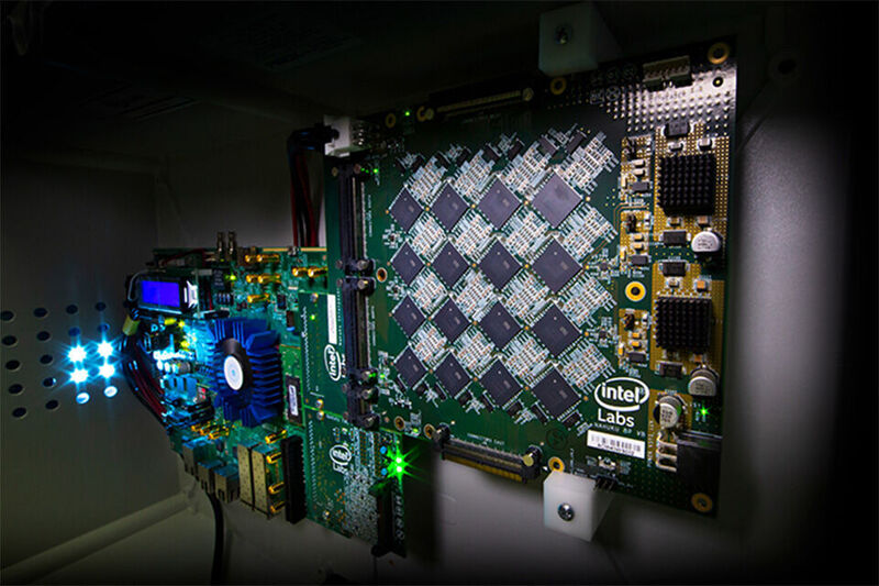 Eine andere Ansicht des Nahuku-Board von Intel, das 8 bis 32 neuromorphe „Intel Loihi“-Chips enthält.  (Tim Herman/Intel Corporation)