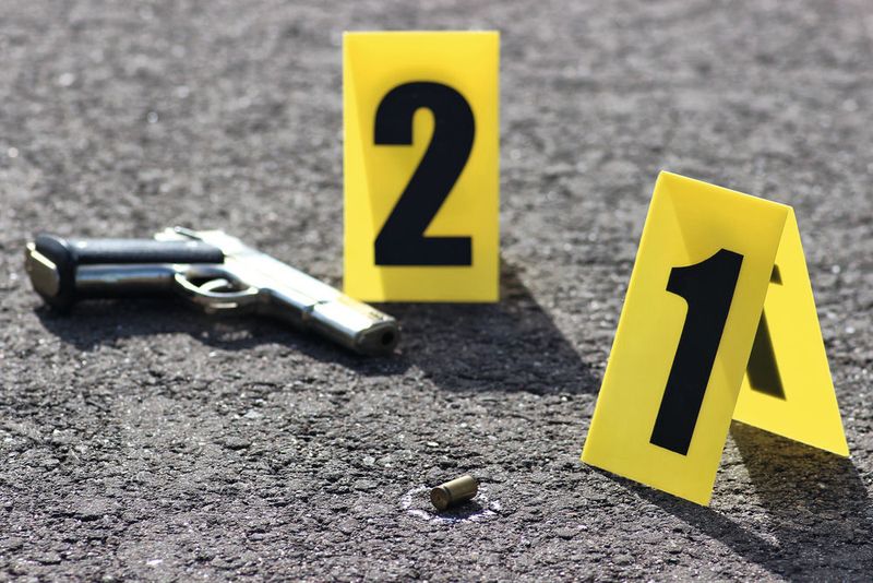 Abb. 1: Wann eine Waffe letztmalig abgefeuert wurde und ob sie das Tatwerkzeug ist, lässt sich anhand von Schmauchspuren bestimmen. (© Bjoern Wylezich/Fotolia.com)