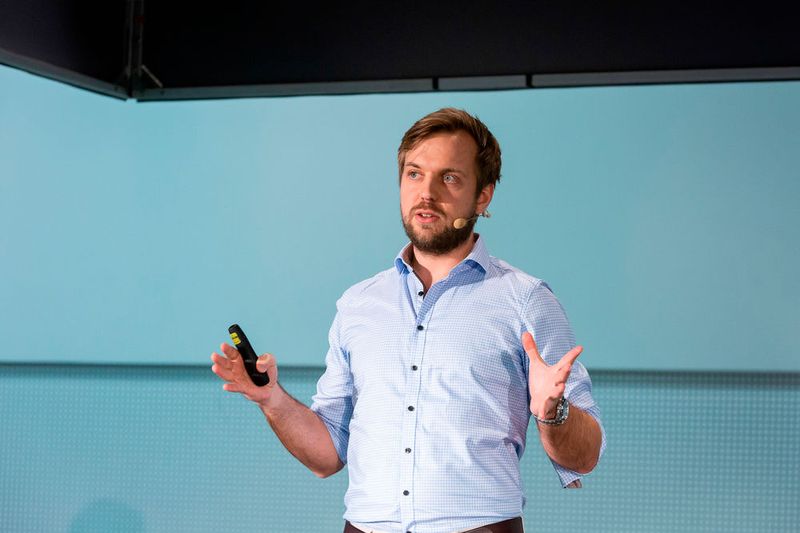 Sebastian Hoitz, Geschäftsführer von Komola, hat eine Software zur automatisierten Fotografie entwickelt, die Studio Bacht einsetzt. Er sprach darüber, wie Fahrzeugfotografie den Fahrzeugverkauf ankurbeln kann. (Bild: Stefan Bausewein)