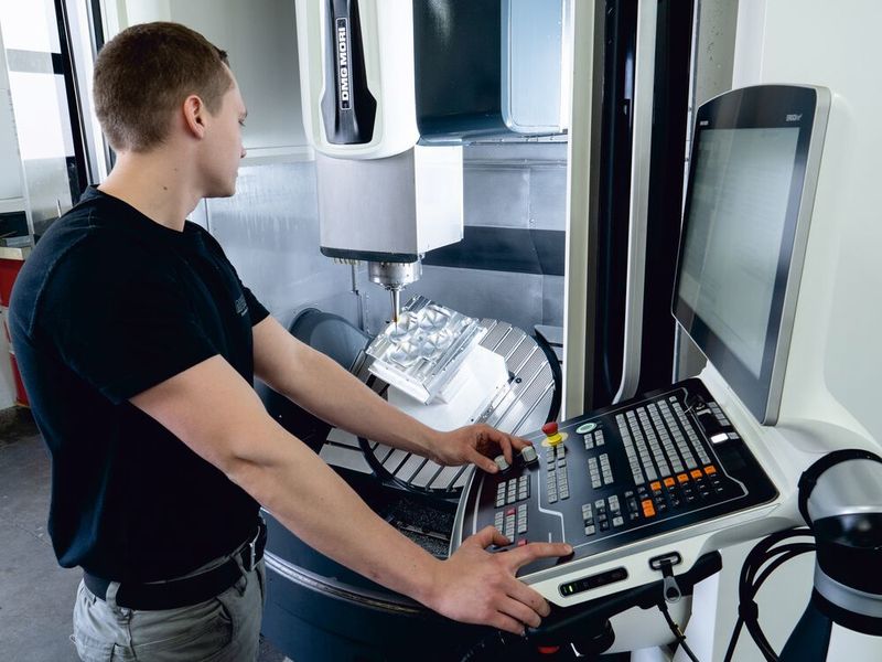 5-axis simultaneous milling enables productive and precise complete machining in one clamping. (DMG Mori)