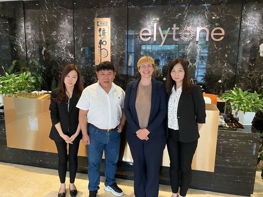 Beim Besuch bei Elytone in Taiwan: Santa Hsieh, R&D Director der Magnetics BU, mit Susanne Braun sowie Flora Lee und Iris Tang, beide Sales Director der Magnetics BU.(Bild:  VCG)