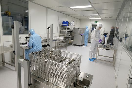 A High Purity Test Centre with a cleanroom and various measuring and analysis methods is available for process design and definition of process parameters under production-related conditions. Contract cleaning orders are also carried out here. (Picture:  Ecoclean)