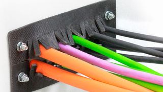 Die Montage der Brandschutzmatten erfolgt auf der gegenüberliegenden Seite der Kabeldurchführung, also auf der dem Brand zugewandten Seite. (Icotek)