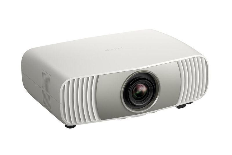 Der Epson EH-LS6000 mit 3.400 Lumen ist das mittlere Modell unter den neuen 4K-Laserprojektoren für das Heimkino. Eine verbesserten Laser-Lichtquelle soll für eine höhere Helligkeit sorgen, ohne dass dafür die Lautstärke des Lüfters steigt.  (Bild: Epson)