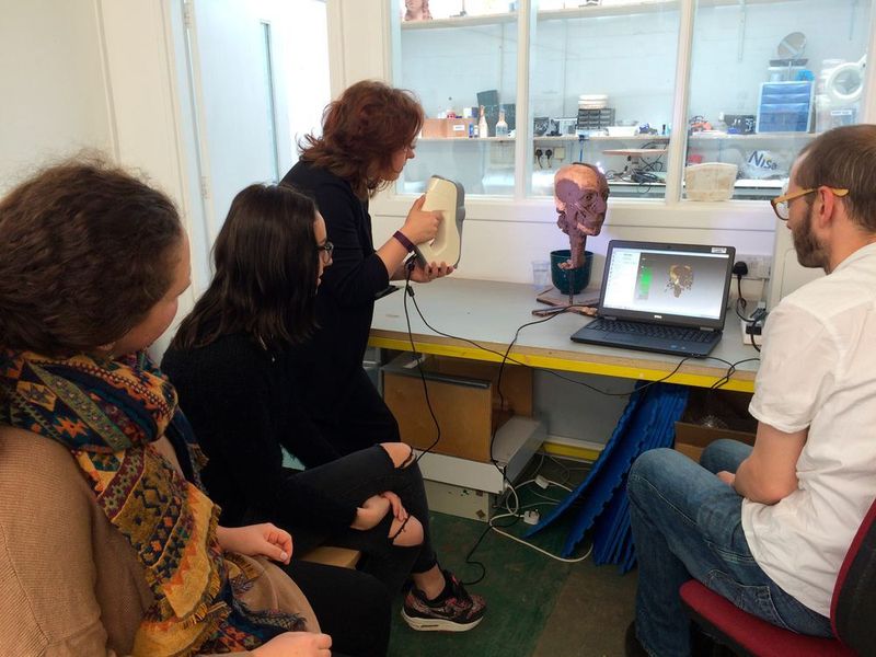 Einer Gruppe Studenten wird die Technologie von Artec vorgeführt. (Artec 3D)