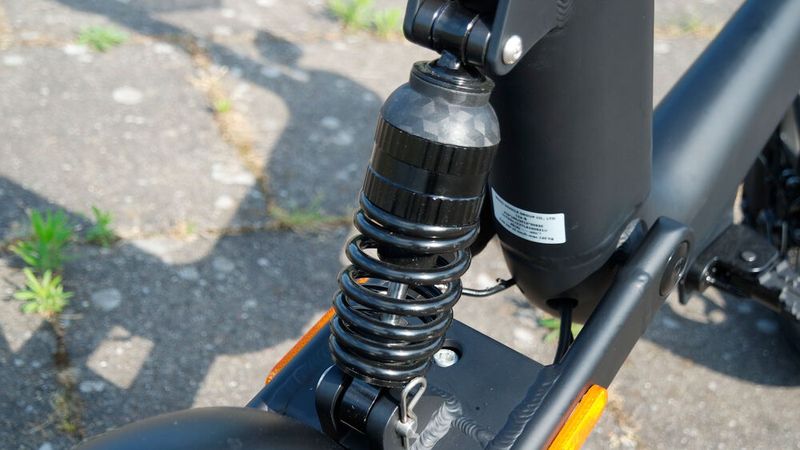 Bei einem über 90 Kilogramm schweren Fahrer schlägt das Federbein übertrieben häufig durch. (Bild: Mario Hommen/sp-x)