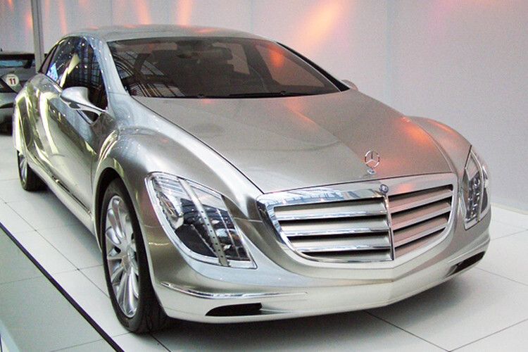 Auf dem Dream Car Boulevard: Die spektakuläre Hybrid-Studie Mercedes-Benz F 700 gibt sich die Ehre. (Foto: EMS)